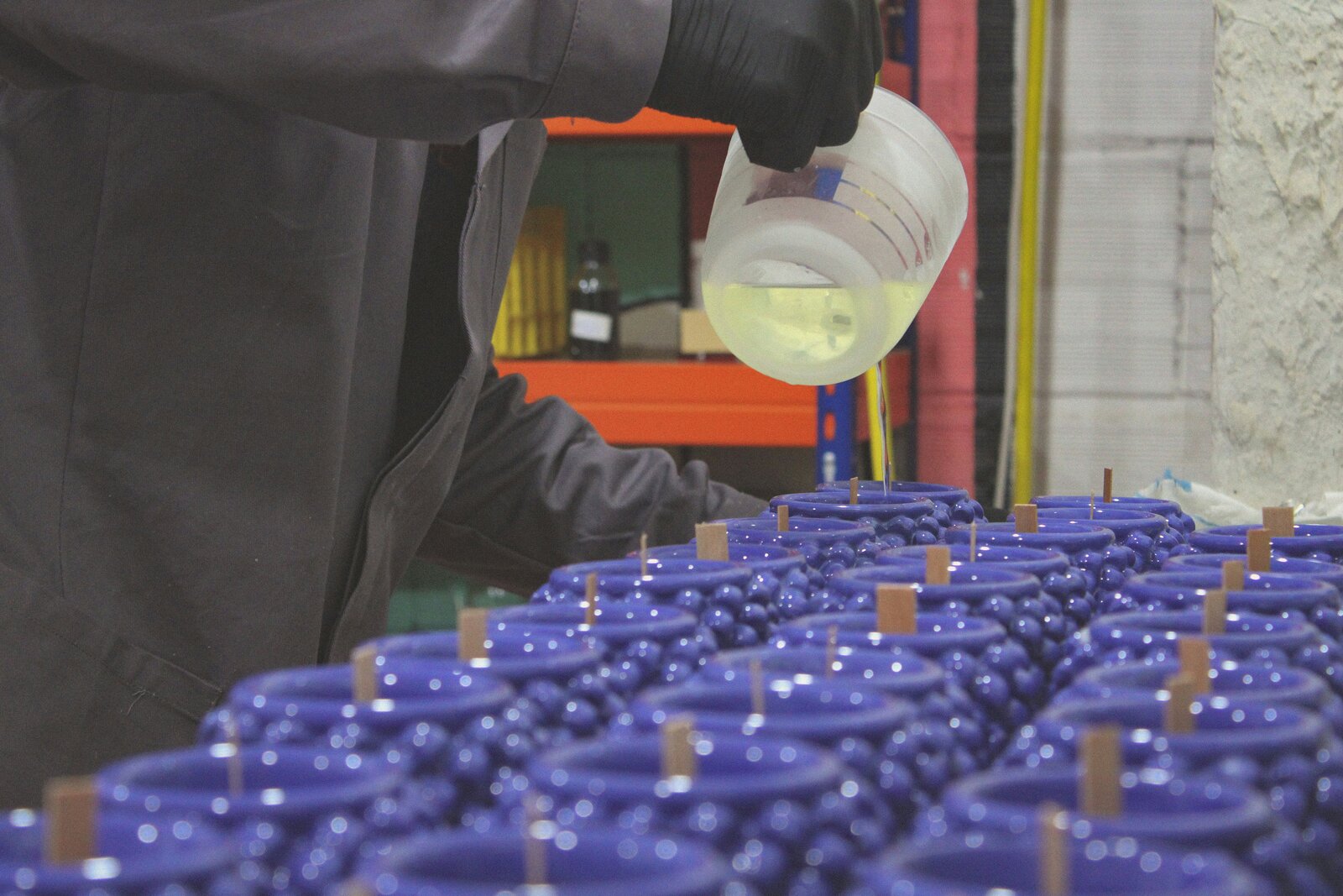 Chemicalien worden gemengd in een geïmproviseerd laboratorium